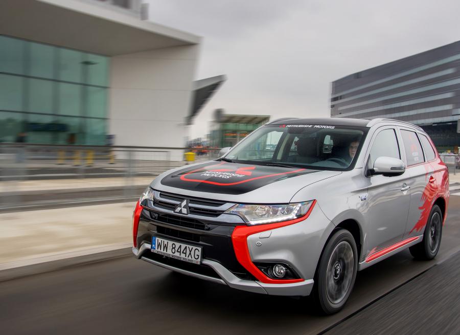  Mitsubishi Outlander PHEV Rally Style 2016 года  (фото 11 из 30)